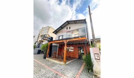 imóvel comercial e residencial com piscina e área de festas