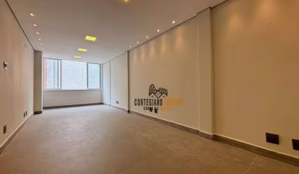 Apartamento à Venda em Santos = Pé na Areia, Reformado  com 2 Dormitórios/Suíte/Elevador/Garagem!