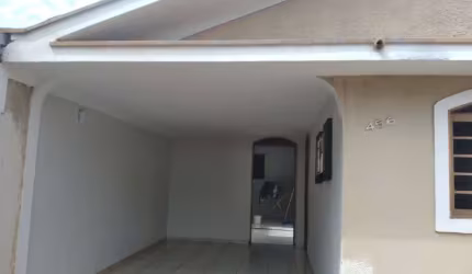 Excelente cas de 2 dormitorios com garagem para 2 carros e edicula