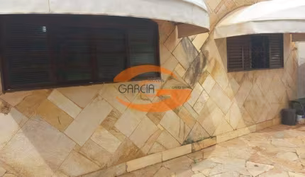 Vende-se Casa Excelente para investimento, contem casa na frente, amplo terreno com um sobrado no fundo contendo 3 pisos
