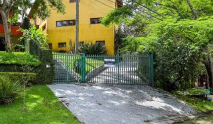 Linda Casa Estilo Rústico com Área de Lazer Completa