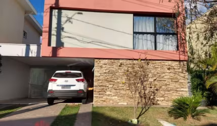 Casa para vender em Valinhos,no Condomínio Cantervile,com 03 suítes,varanda,espaço gourmet,rica em armários.