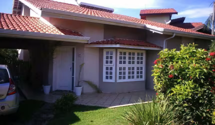 Casapara vender em Valinhos no Condomínio Oruam,com 03 quartos sendo 01 suíte,escritório reversível para mais uma ssíte,lavabo,salas,piscina.