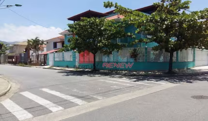 Casa com piscina á venda no centro de Peruíbe SP.