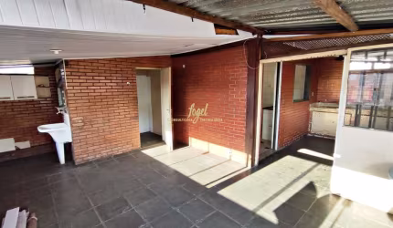Mariano Procópio - Casa Sobrado 3/4 - Amplo Terraço - Localização Privilegiada (centro do bairro)