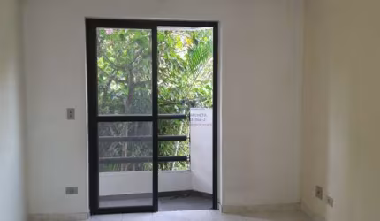 Apartamento primeiro andar com Varanda e vaga livre