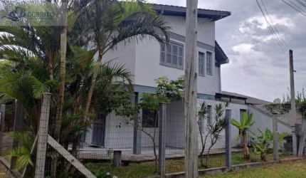 Excelente imóvel, 6 dormitório, duas suítes em frente a praça em Nova Tramandaí