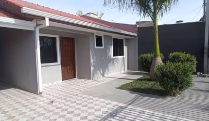 Casa de Frente para Rua no Bairro Iguaçu