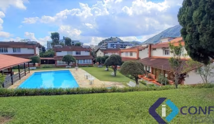 Casa em Cond. 160m² - Alto - 3Qtºs, Garagem, Lazer no Condomínio.