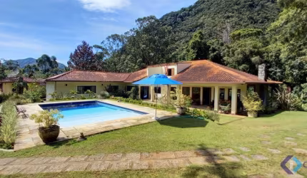 Linda propriedade num terreno arborizado, com 7.000m², bosque, 9Qtºs (4Stes) e Lazer.