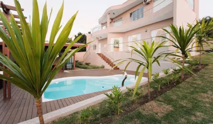 Casa de Luxo em Curitiba: 3 Dormitórios, SPA e Piscina!
