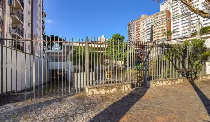 Casa com Terreno zr3 no Mercês - 552M2 - J8