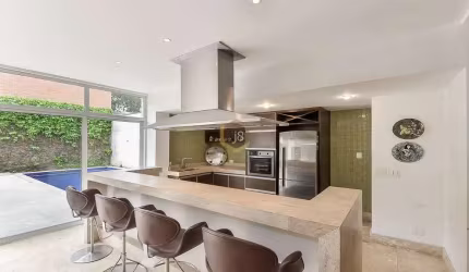 Casa com piscina no Água Verde - J8 Imóveis