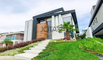 Casa térrea com 3 suítes em condomínio fechado J8