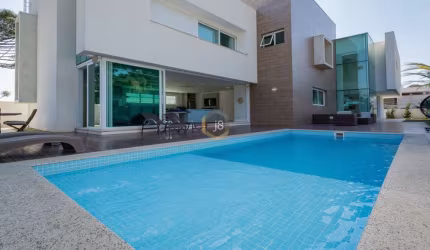Casa em condomínio com 4 suítes - J8