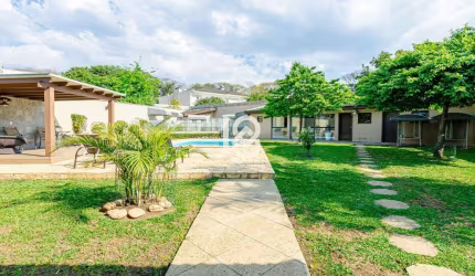 Casa com amplo terreno no Jardim Social - J8