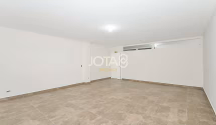 Sala comercial na Avenida Paraná - J8
