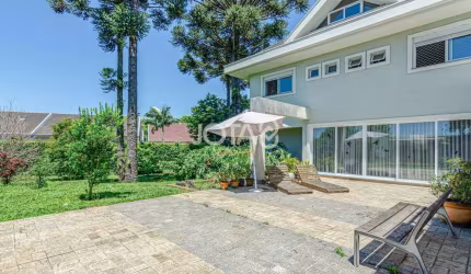 Casa de esquina com amplo quintal e espaço - Jota8
