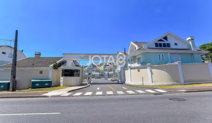 Sobrado triplex semi mobiliado em condomínio fecha
