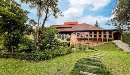 Casa com excelente terreno no Parque Tingui - J8