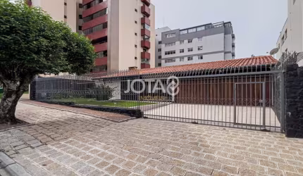 Casa residencial / comercial no Água Verde - J8