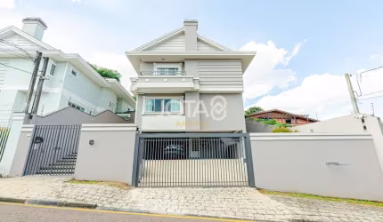 Casa com 4 quartos e 2 suítes em Santa Felicidade