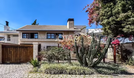 Casa com 04 quartos e 03 vagas no Santa Quitéria