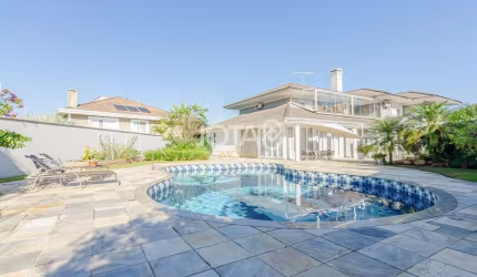 Casa em condomínio com amplo terreno piscina - J8