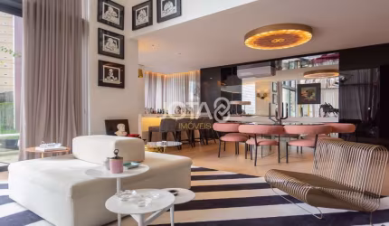 Apartamento impecável com 2 suítes no Cabral - J8