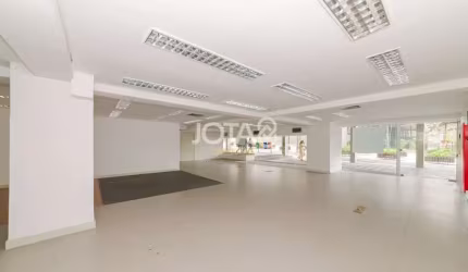 Loja Em Tradicional Shopping No Água Verde - J8