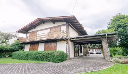 Casa com 5 quartos e um Jardim maravilhoso - J8