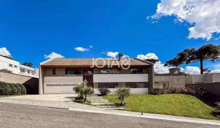 Casa com 4 quartos em condomínio fechado - J8
