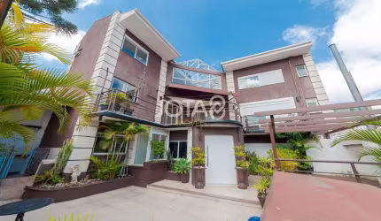 Casa com 03 suítes no Água Verde -J8