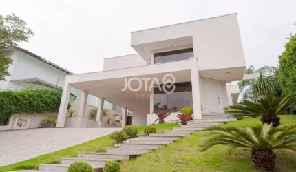 Casa mobiliada em condomínio clube - J8