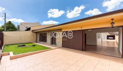 Casa térrea com 3 dormitórios amplo terreno - J8