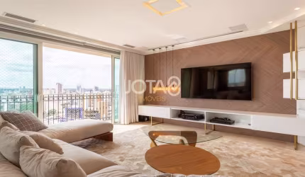 Apartamento com 3 suítes em andar alto no Batel J8