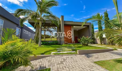 Casa em Condomínio com 530m² em Santa Felicidade