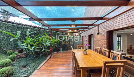 Excelente casa com 4 suítes e amplo terreno - J8