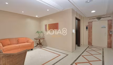 Apartamento mobiliado com 02 vagas no Cabral - J8