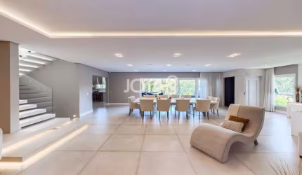 Casa em Condomínio com 4 suites , piscina e jardim