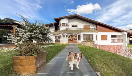 Casa com 4 suítes, piscina e 1500,00 m2 de Jardim!