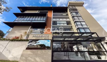 Ap com 2 quartos, 2 vagas, churrasqueira no Mercês