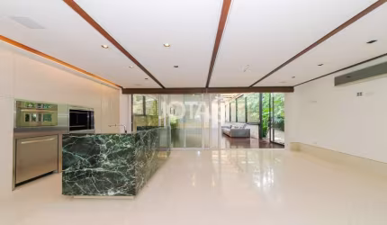 Casa em condomínio integrada com a natureza - J8