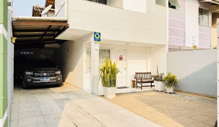 Casa  para Venda com  3 quartos sendo 2  Suites,   garagem  3 carros  bairro  São Vicente - Itajaí