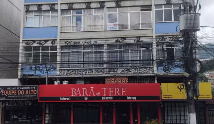 Apartamento antigo precisando de modernização - Oportunidade!