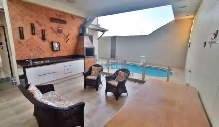Casa de 02 Pavimentos, 03 Quartos com Suíte Master - Lisboa São José SC