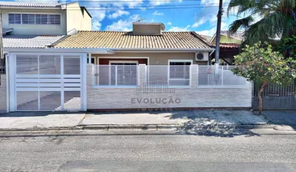 CASA 02 Quartos e 03 Vagas, Semi Mobiliada - Madri - São José SC