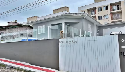 Casa com 3 dormitórios à venda, 200 m² por R$ 989.000,00 - Serraria - São José/SC