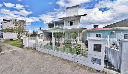 CASA 04 Quartos, 01 Suíte, 02 Vagas - Praia de Fora - Santa Catarina