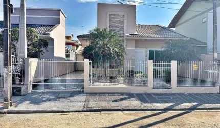 CASA 3 Quartos, Piscina, 2 Vagas - Madri - Santa Catarina